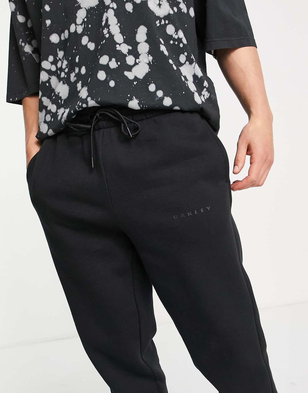 oakley-canyon-view-joggers-in-black