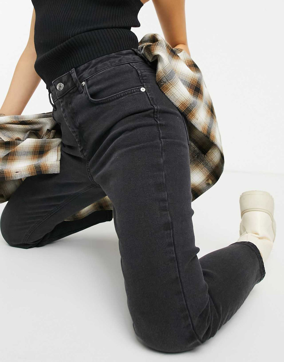 aSOS DESIGN Petite Hourglass korkeavyötäröiset Farleigh Slim Mom -farkut, pesty musta