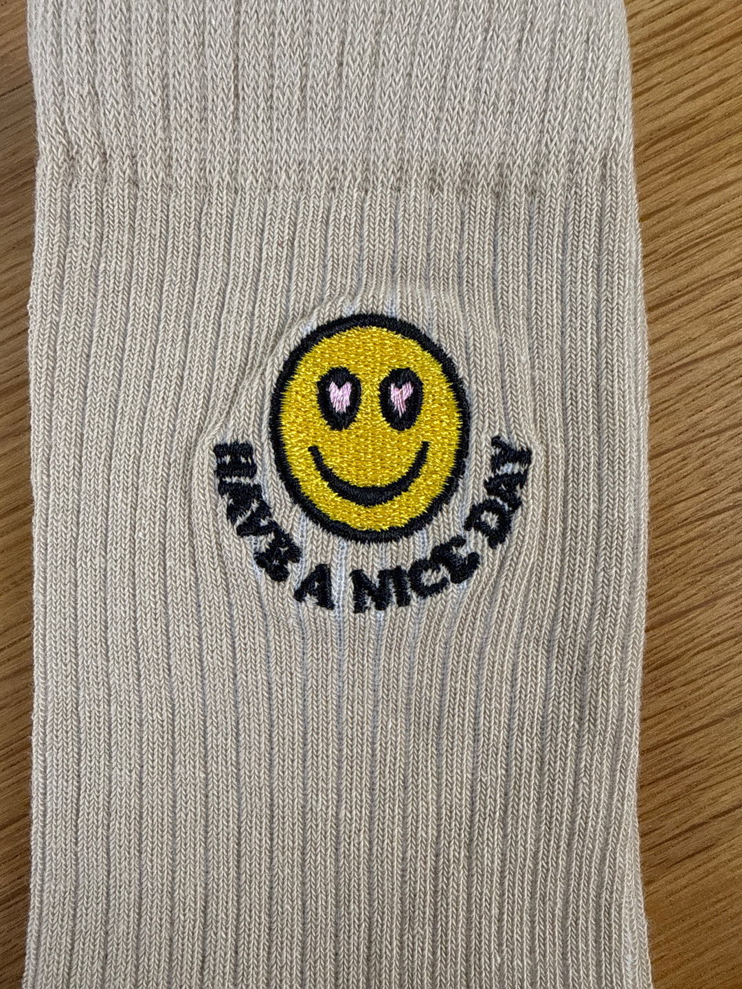 ASOS DESIGN – Beige vadlånga strumpor med broderi av glatt ansikte