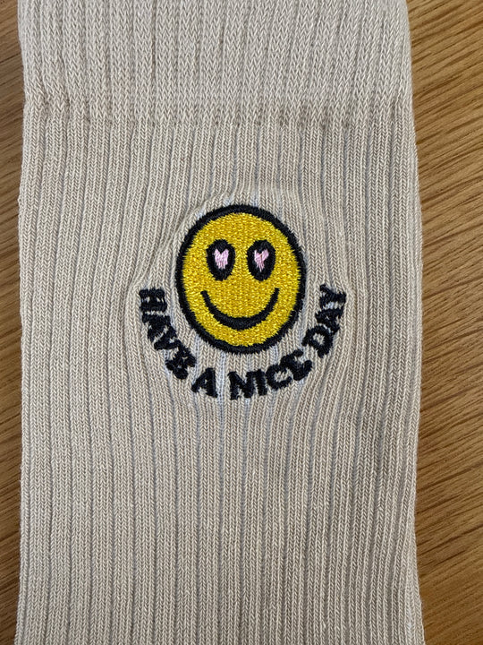 ASOS DESIGN – Beige vadlånga strumpor med broderi av glatt ansikte