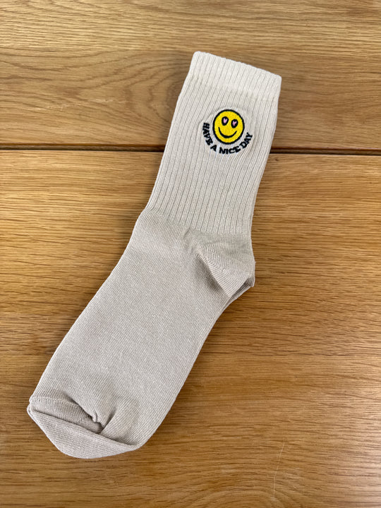 ASOS DESIGN – Beige vadlånga strumpor med broderi av glatt ansikte