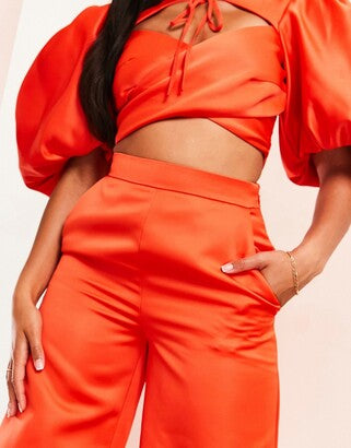 ASOS LUXE yhteensopivat leveälahkeiset satiinihousut, punainen