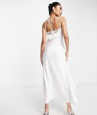 Liquorish brudtärna brudklänning i satin med volangdetalj i vitt