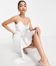 Liquorish brudtärna brudklänning i satin med volangdetalj i vitt