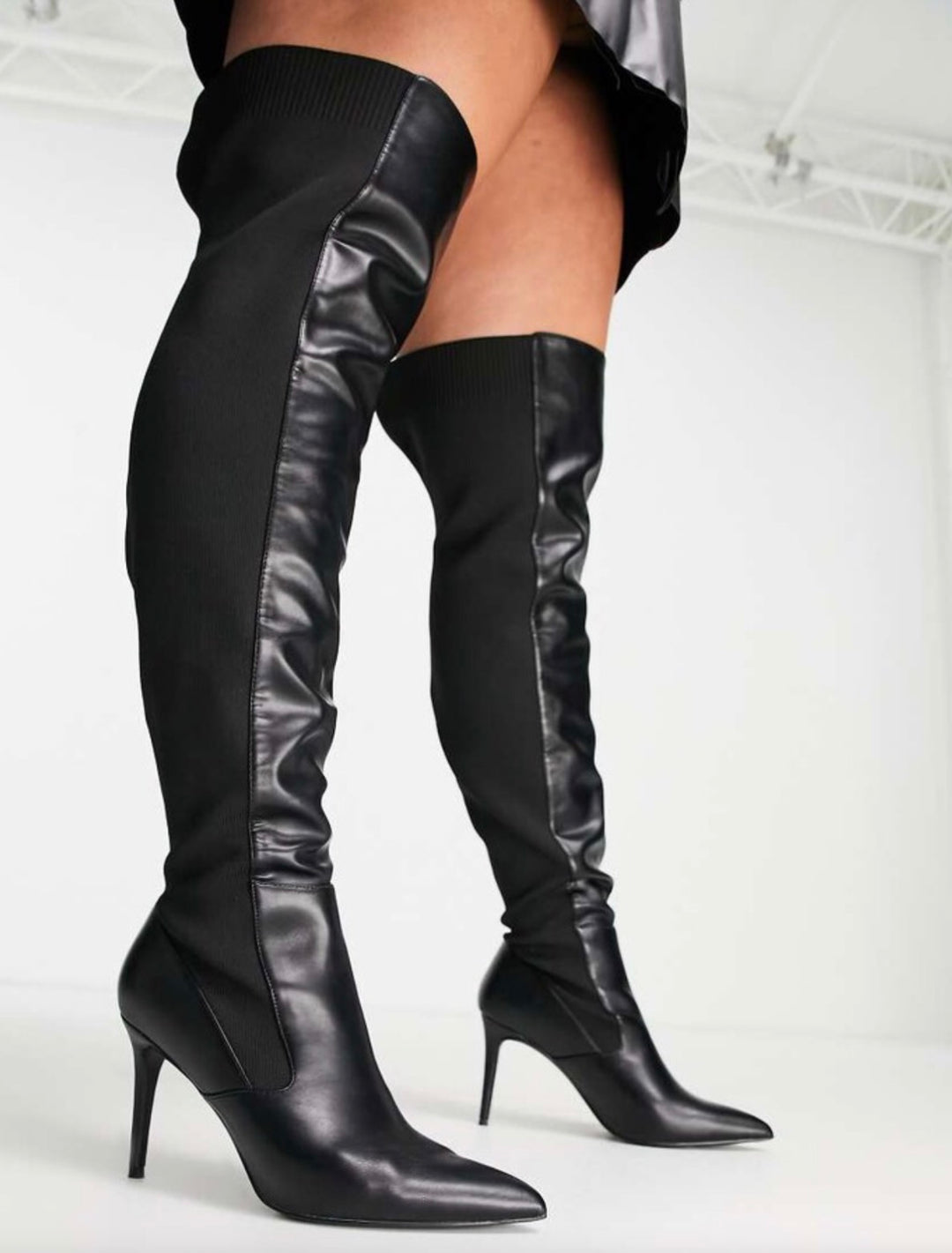 ASOS DESIGN Curve Exklusiva Blossom knähöga stövlar med klack i svart