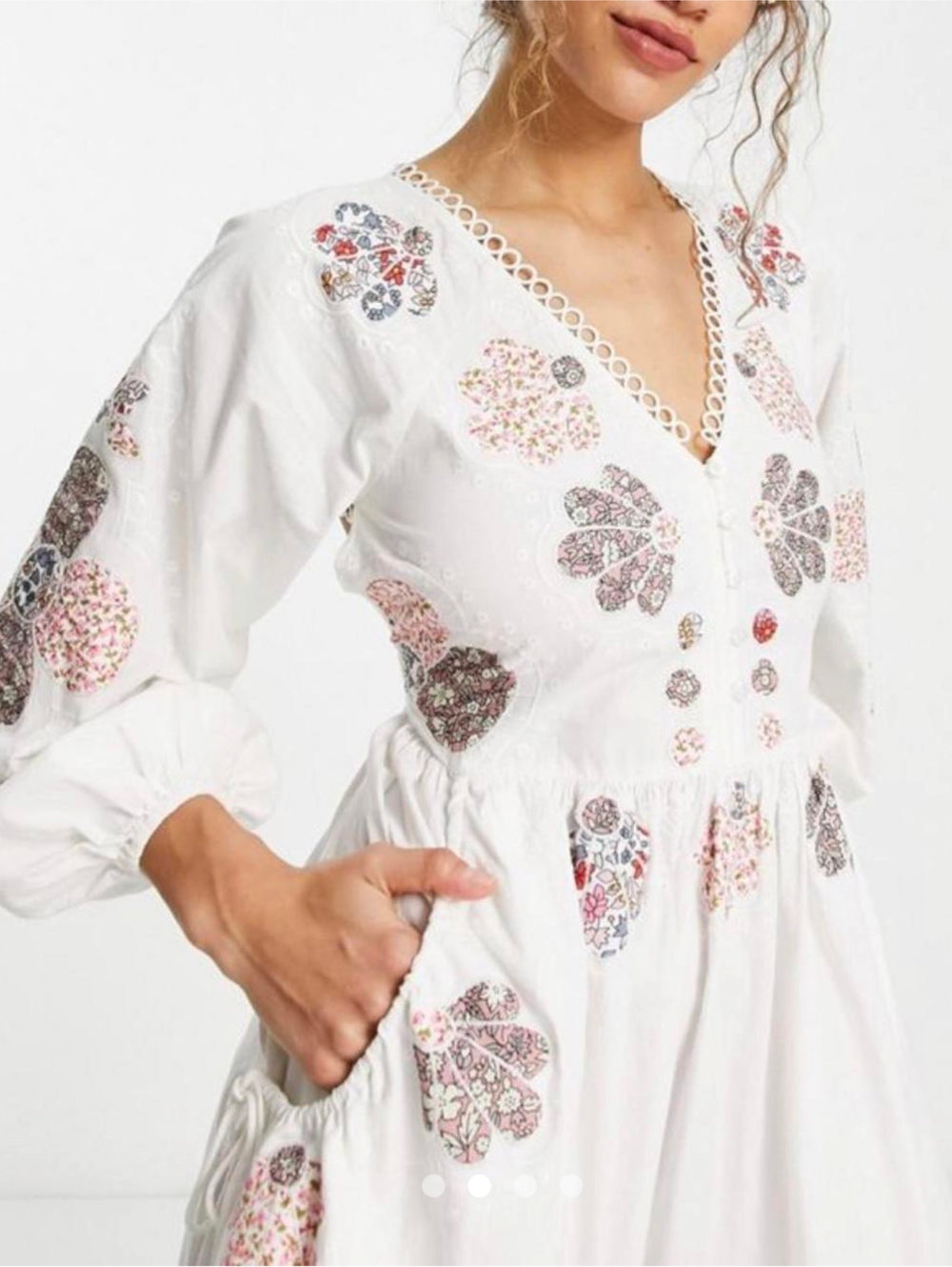 ASOS DESIGN lappverk blommig broderad midiklänning med bälgfickor i vitt