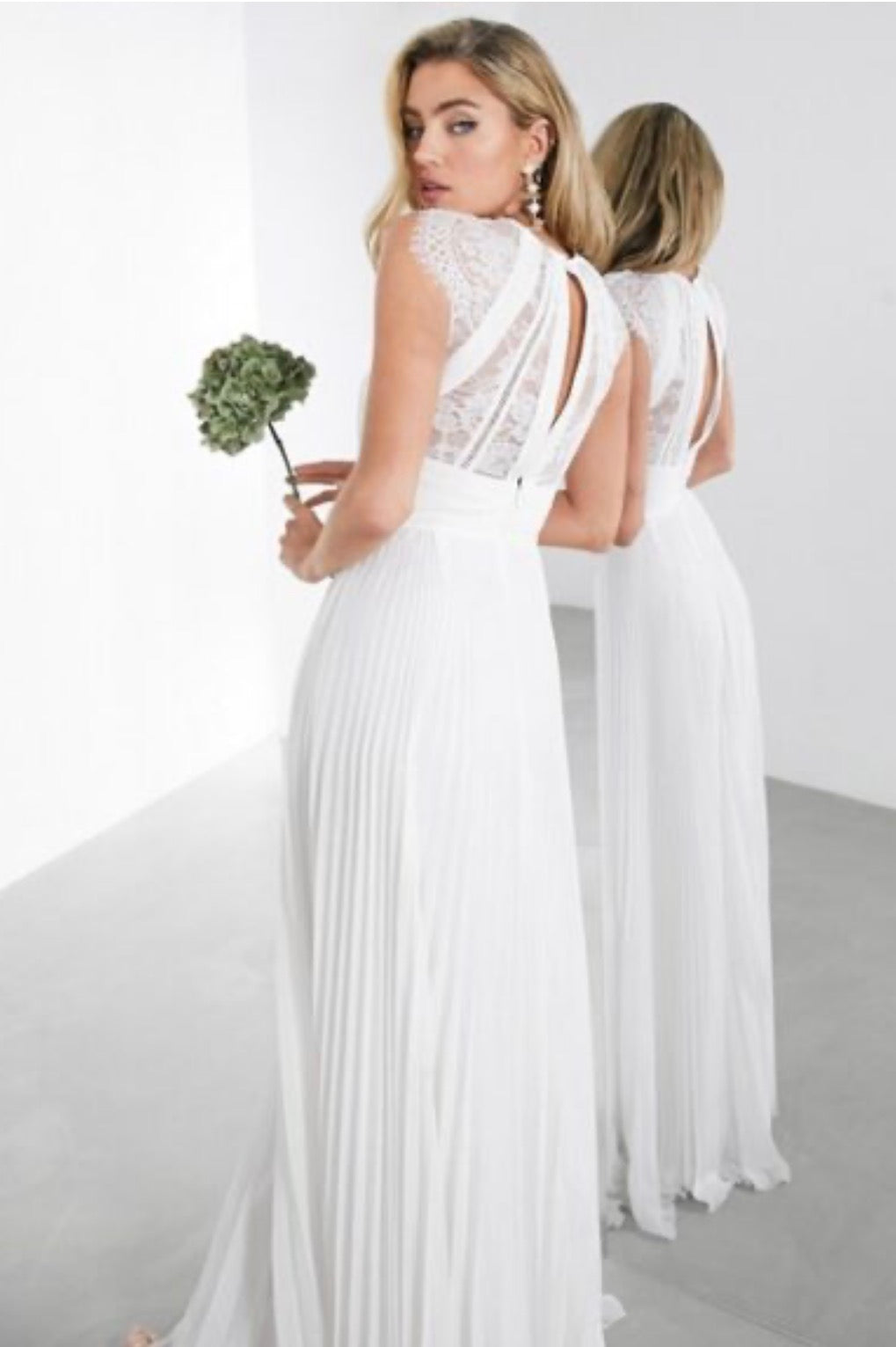 ASOS EDITION Ruby Delikat Spetsliv Bröllopsklänning med Plisserad Kjol i Elfenben