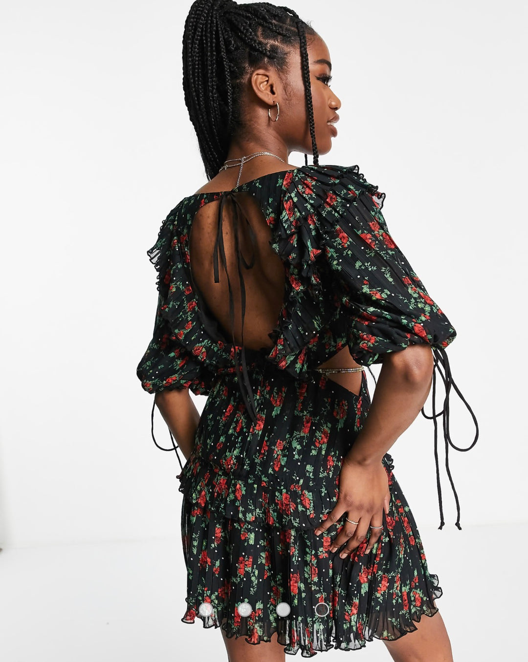 ASOS DESIGN laskostettu minimekko röyhelö- ja solmimisdetaljeilla, ruusukukka-kuosilla